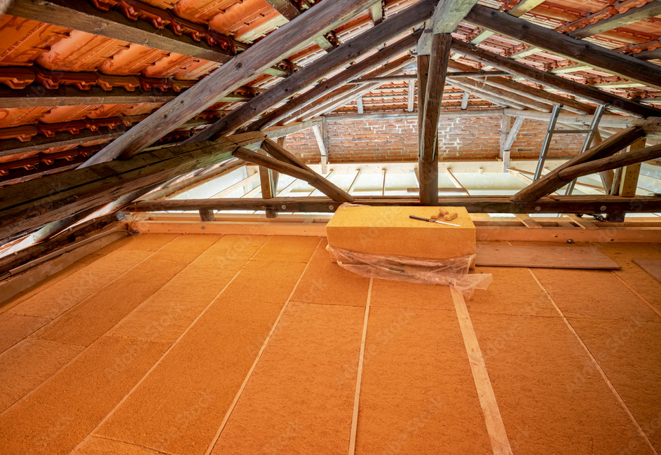 Verlegte Holzweichfaserplatten auf einem Dachboden.